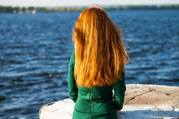 Indietro vista femminile dai capelli rossi ragazza — Foto Stock