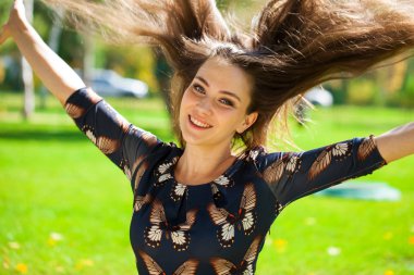 Portre yakın çekim genç güzel esmer kadın