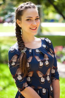 Portre yakın çekim genç güzel esmer kadın