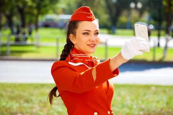 RUSSIA, SAMARA: 08 AUGUST 2019. Sexy stewardess dressed in offic — Stock fotografie