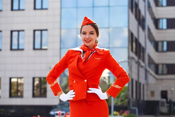RUSSIA, SAMARA: 08 AGOSTO 2019 hostess sexy vestito in offic — Foto Stock
