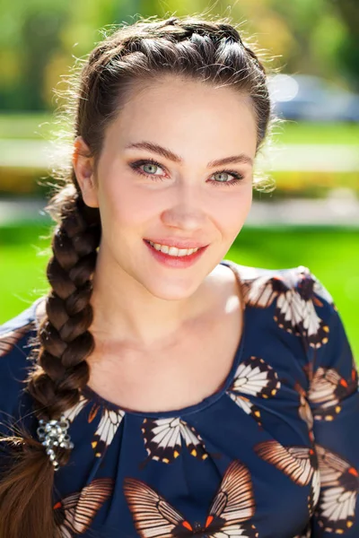 Retrato close-up de jovem bela mulher morena — Fotografia de Stock