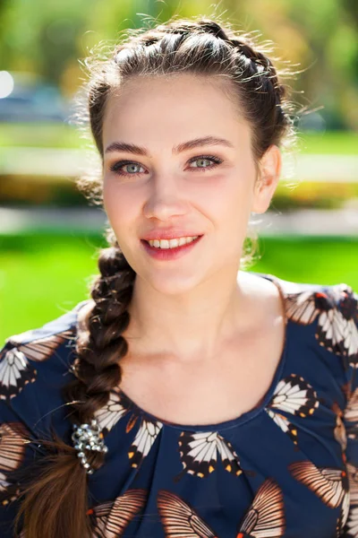 Portret close up van jonge mooie brunette vrouw — Stockfoto