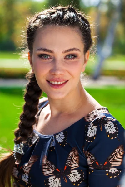 Porträt aus nächster Nähe von jungen schönen brünetten Frau — Stockfoto