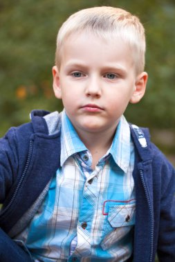  Küçük sarışın çocuk, yaz Parkı açık havada