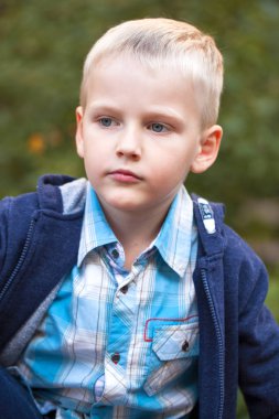  Küçük sarışın çocuk, yaz Parkı açık havada