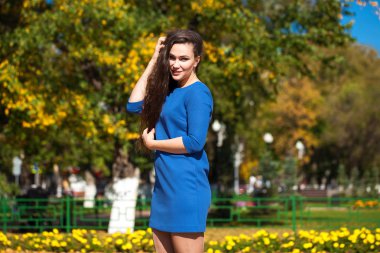 Sokakta yürüyen mavi elbiseli güzel esmer kadın, 