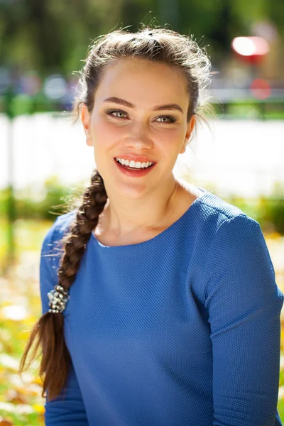 สาวสวย สีน้ําตาล ผู้หญิงในชุดสีฟ้าในสวนฤดูใบไม้ร่วง — ภาพถ่ายสต็อก