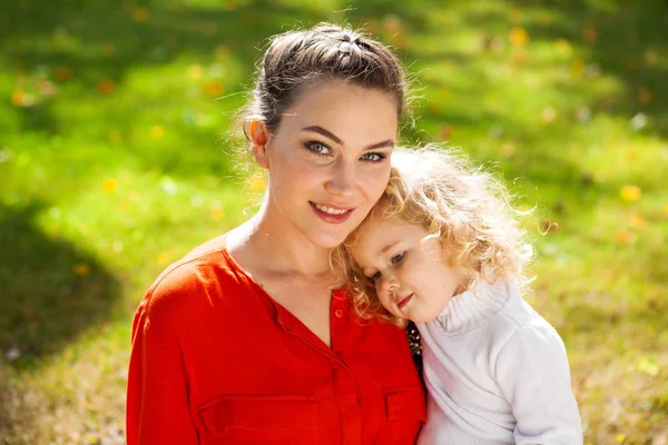 Closeup portrait of a young beautiful mother with little curly d — Stock Photo, Image