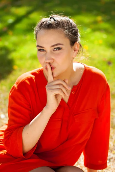 Молодая красивая брюнетка женщина положил указательный палец в губы, как sig — стоковое фото
