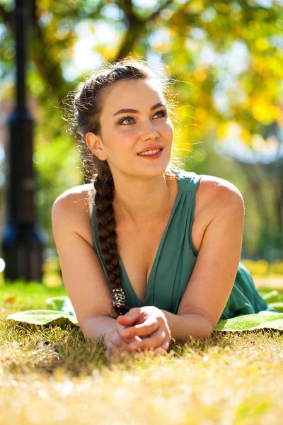 Красивая молодая красивая женщина отдыхает в летнем парке — стоковое фото