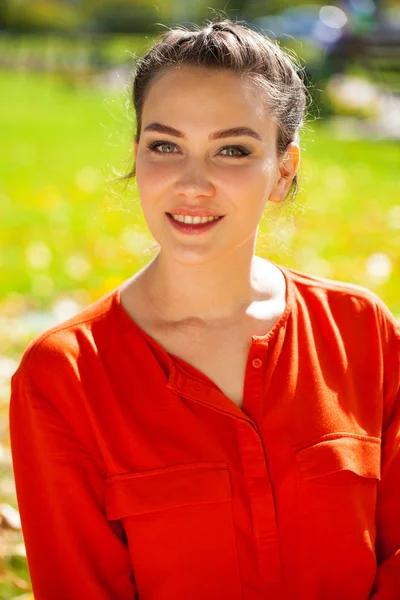 Retrato close-up de jovem bela mulher morena — Fotografia de Stock