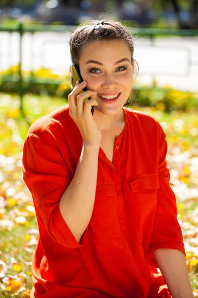 Retrato close-up de jovem bela mulher morena em camisa vermelha — Fotografia de Stock