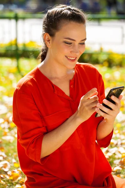 Portret close-up van jonge mooie brunette vrouw in rood shirt — Stockfoto