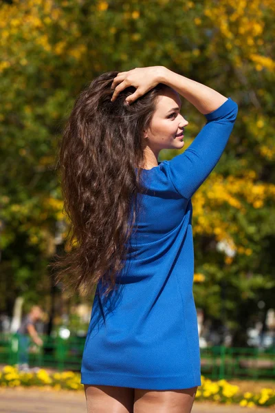 Γυναικεία μελαχρινή μαλλιά, πίσω όψη, καλοκαιρινό πάρκο — Φωτογραφία Αρχείου