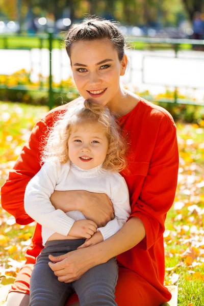 Closeup portrét mladé krásné matky s malým kudrnatými — Stock fotografie
