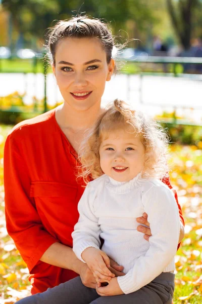 Closeup portrait of a young beautiful mother with little curly d — Stock Photo, Image