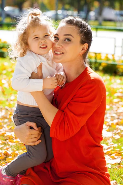 Closeup portrait of a young beautiful mother with little curly d — Stock Photo, Image