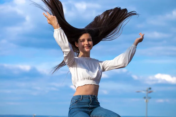 Jovem bela menina adolescente em jeans azuis — Fotografia de Stock