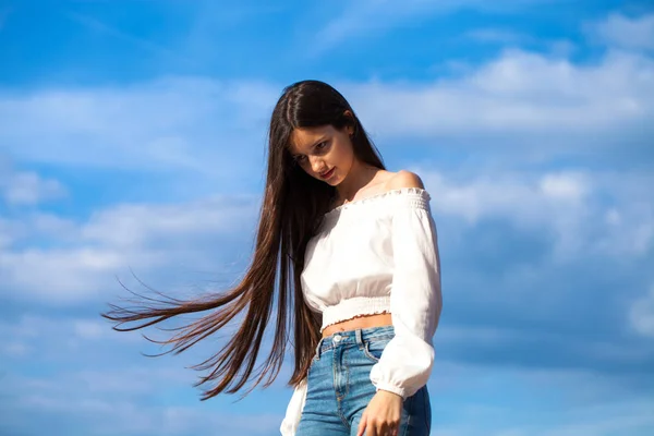 Ung vacker brunett kvinna i jeans och vit blus Walking — Stockfoto