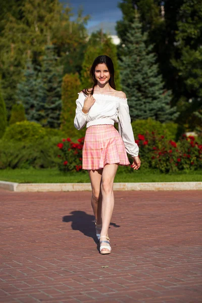 Hezká, elegantní brunetka v kostrové sukni a bílá halenka — Stock fotografie