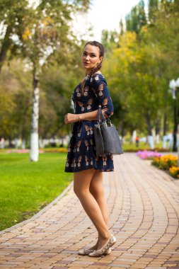 genç güzel esmer kadın