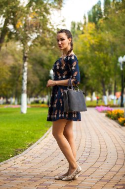 genç güzel esmer kadın