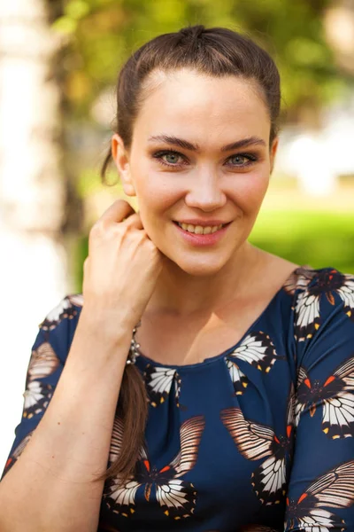 Retrato de cerca de la joven hermosa morena — Foto de Stock