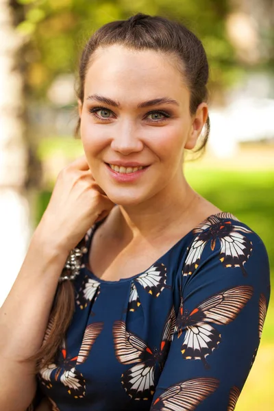 Retrato close-up de jovem bela mulher morena — Fotografia de Stock