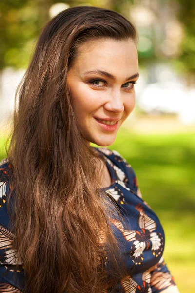 Retrato close-up de jovem bela mulher morena — Fotografia de Stock