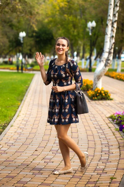 Retrato de cerca de la joven hermosa morena — Foto de Stock