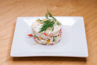 Geleneksel Rus salatası Olivier