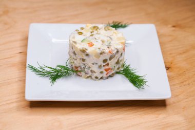 Geleneksel Rus salatası Olivier