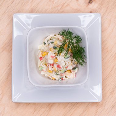 Restoran çanak yengeç salatası