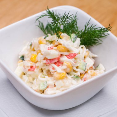 Restoran çanak yengeç salatası