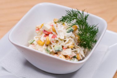 Restoran çanak yengeç salatası