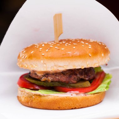 Restoran yemeği - sığır hamburgeri