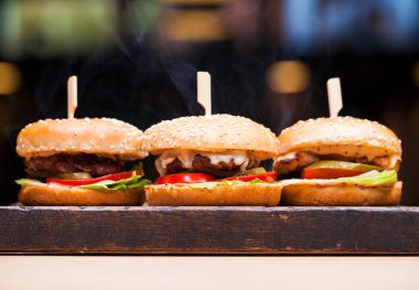 Restoran yemeği - sığır hamburgeri