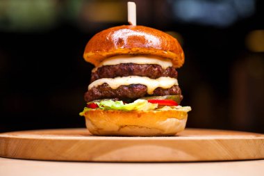 Restoran yemeği - sığır hamburgeri