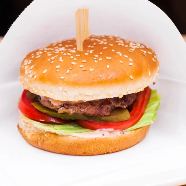 Prato de restaurante - hambúrguer de carne — Fotografia de Stock
