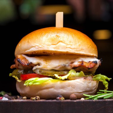 Restoran yemeği - sığır hamburgeri