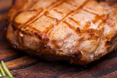 Tahta bir tahta üzerinde domuz biftek