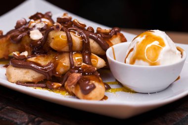 Restoran çanak muz tatlı 