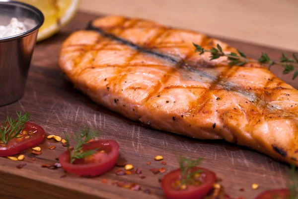 Ресторанные блюда из жареного лосося — стоковое фото