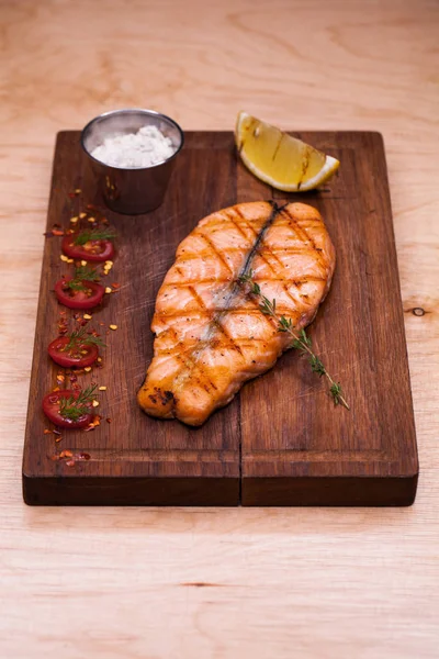 Ресторанные блюда из жареного лосося — стоковое фото