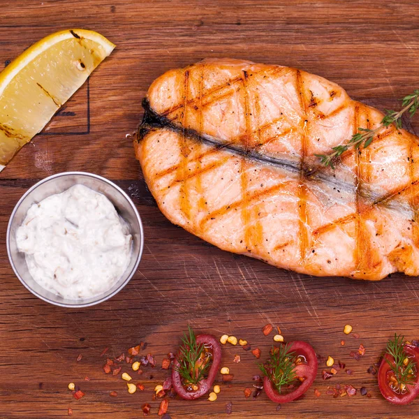 Platos de restaurante filete de salmón frito — Foto de Stock