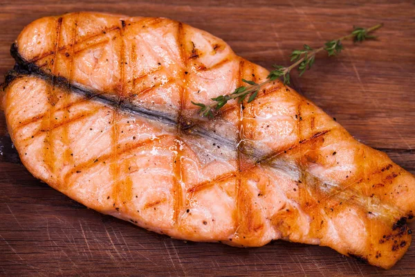 Platos de restaurante filete de salmón frito — Foto de Stock