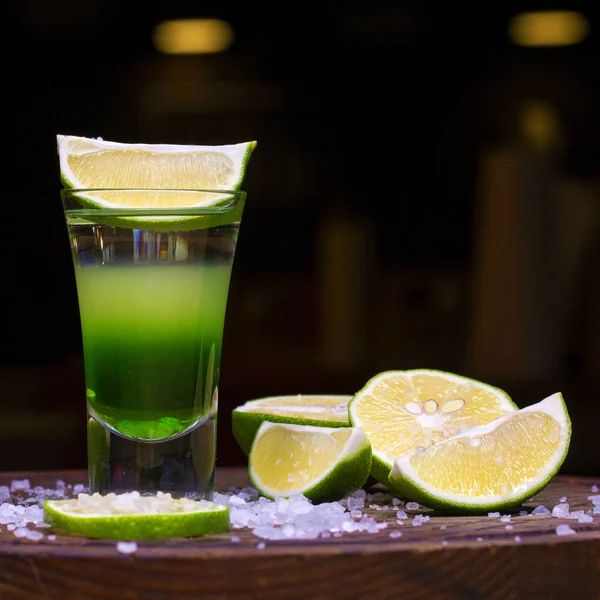 Alcohol cocktail met Tequila en schijfje limoen — Stockfoto