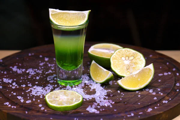 Alcohol cocktail met Tequila en schijfje limoen — Stockfoto