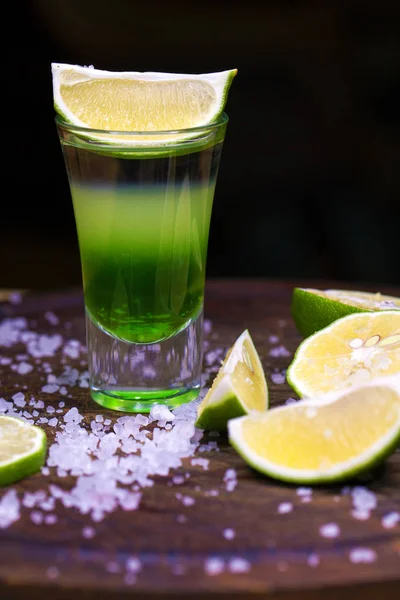 Coquetel de álcool com tequila e fatia de limão — Fotografia de Stock